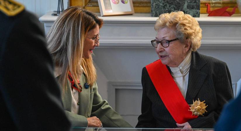 Andrée Gros-Duruisseau reçoit l'écharpe et l'insigne de Grand'Croix dans l'Ordre national de la Légion d'Honneur