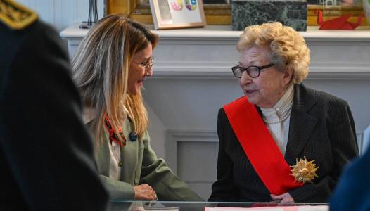 Andrée Gros-Duruisseau reçoit l'écharpe et l'insigne de Grand'Croix dans l'Ordre national de la Légion d'Honneur